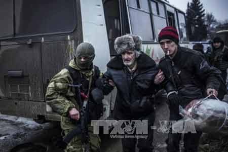 Nga sẵn sàng giúp sơ tán trẻ em ở Debaltsevo của Ukraine - 1 Binh lính chính phủ Ukraine sơ tán người dân khỏi khu vực chiến sự (ảnh minh họa: AFP-TTXVN)