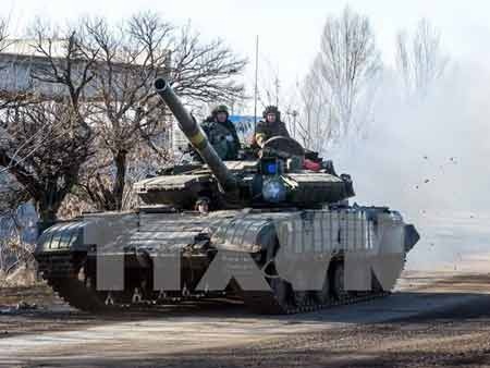Xe tăng quân đội Ukraine tại thị trấn Debaltsevo, khu vực Donetsk ngày 13/2 (Nguồn: AFP/TTXVN)