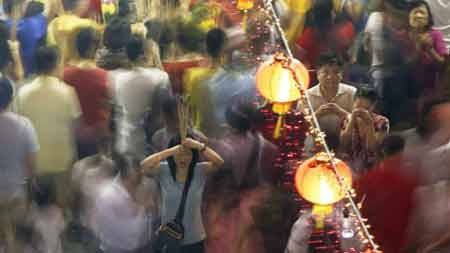 Thế giới rộn ràng đón Tết Ất Mùi 2015 - 1 Người dân tại một ngôi đền ở Singapore thắp hương khấn cầu một năm mới bình an
