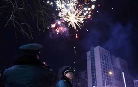 Thế giới rộn ràng đón Tết Ất Mùi 2015 - 2 Pháo hoa đón Giao thừa tại thủ đô Bắc Kinh của Trung Quốc