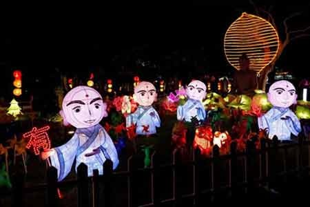 Thế giới rộn ràng đón Tết Ất Mùi 2015 - 3 Bên ngoài một ngôi đền ở thủ đô Kuala Lumpur, Malaysia, rực rỡ ánh đèn màu
