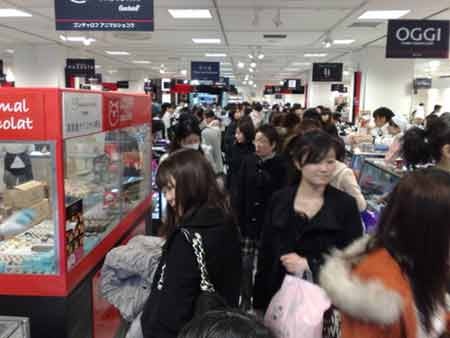 Phụ nữ Nhật Bản đổ xô đi mua chocolate tặng những người đàn ông mà họ yêu mến (Ảnh: JapanStories)