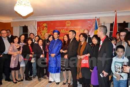 Ấm áp hương vị Tết Ất Mùi của người Việt tại Thụy Điển - 2 Đại sứ Trần Văn Hính với bạn bè Thụy Điển và cộng đồng người Việt tại Thụy Điển