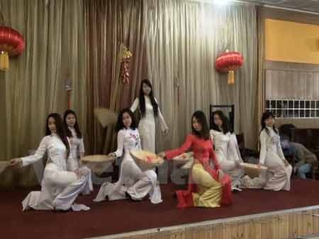 Kiều bào Pháp và sinh viên Việt tại Nga tưng bừng đón năm mới - 3 Tiết mục múa nón của sinh viên Việt tại trường Đại học FU ở Nga (Ảnh: Duy Trinh/Vietnam+)