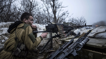Xung đột Ukraina: Tử chiến ở Debaltsevo - 1 Một tay súng ly khai tấn công Debaltsevo