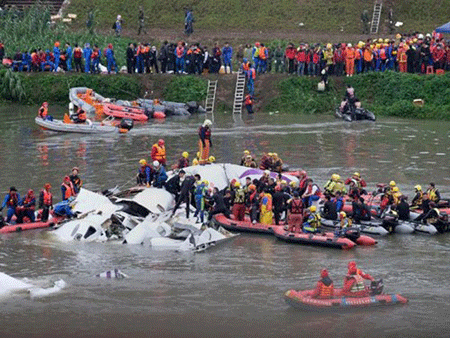 Khẩn trương cứu hộ trong vụ tai nạn chiếc máy bay ATR-72 của hãng TransAsia Airways