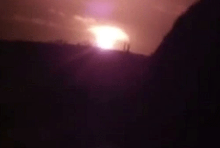 Donetsk rung chuyển sau vụ nổ "như bom hạt nhân" - 1 Quả cầu lửa xuất hiện trên bầu trời Donetsk sau vụ nổ rung chuyển thành phố (Ảnh: Youtube)