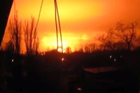 Donetsk rung chuyển sau vụ nổ "như bom hạt nhân" - 2 Quầng lửa từ một góc chụp khác (Ảnh: Youtube)