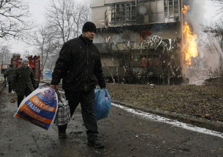 Đàm phán Ukraine: Nga-EU chung mục tiêu, Mỹ một mình một cửa? - 3 Người dân miền Đông Ukraine sơ tán khỏi thị trấn của họ