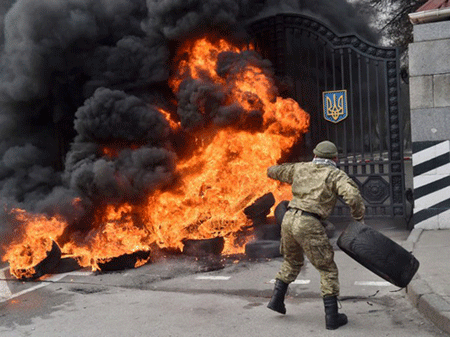 Lính của tiểu đoàn Aidar đốt phá ngay trước trụ sở Bộ Quốc phòng Ukraine (ảnh: AFP)