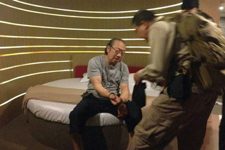 Ông Hasadin Uraipraiwan bị cảnh sát Thái Lan bắt giữ tối thứ Hai, 9/2 (Nguồn: Bangkok Post)