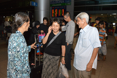 Náo nức đón chờ Xuân quê hương 2015 - 1 Báo tin cho người thân đã hạ cánh an toàn