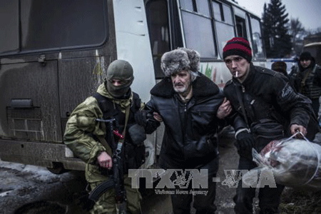 OSCE kêu gọi ngừng bắn để sơ tán dân Đông Ukraine - 1 Binh lính thuộc chính phủ Ukraine sơ tán người dân khỏi khu vực chiến sự (ảnh: AFP-TTXVN)