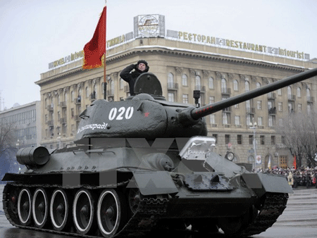 Nga tổ chức lễ kỷ niệm 72 năm chiến thắng lịch sử Stalingrad - 1 Diễu binh tại lễ kỷ niệm ở Volgograd ngày 2/2 (ảnh: AFP/ TTXVN)