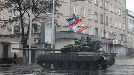 Sát phạt trên "ván cờ" Ukraine: Chỉ mang lại nỗi đau - 1 Xe tăng của phe ly khai ở Donetsk, miền đông Ukraina ngày 1/2/2015