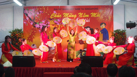 Tết Cộng đồng thắm đượm tình dân tộc tại Singapore - 2 Tiết mục văn nghệ do cộng đồng người Việt tại Singapore biểu diễn