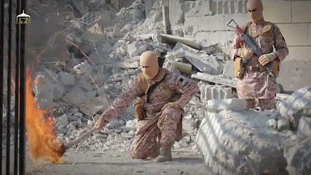 Những kẻ cực đoan châm lửa thiêu sống viên phi công (ảnh: Daily Mail)