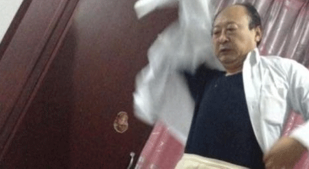 Hình ảnh ông Đổng Ngọc Phát bị chính bồ nhí tung lên mạng (Nguồn: Tân Kinh báo)