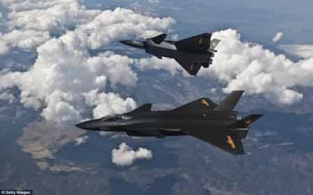 Trung Quốc tăng ngân sách quân sự, các nước khu vực bất an - 3 Hai chiếc máy bay tàng hình J-20 của Trung Quốc (Ảnh AP)
