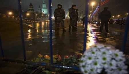 Nguy cơ tiềm ẩn từ cuộc tuần hành tưởng niệm Boris Nemtsov - 1 Cảnh sát bảo vệ hiện trường vụ ám sát ông Boris Nemtsov trên cầu Bolshoy Moskvoretsky