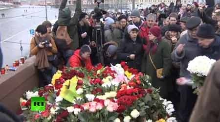 Nguy cơ tiềm ẩn từ cuộc tuần hành tưởng niệm Boris Nemtsov - 2 Người dân Nga đặt hoa tưởng niệm ông Boris Nemtsov