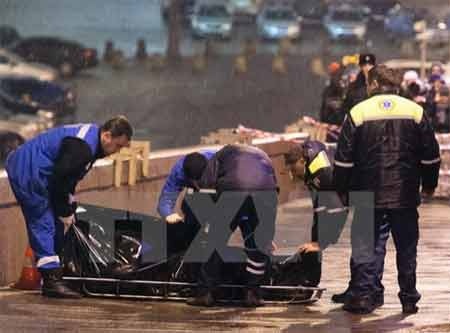 Cảnh sát Nga xác định hành trình của ông Nemtsov trước khi bị bắn - 1 Điều tra viên làm nhiệm vụ tại hiện trường ông Boris Nemtsov bị ám sát (Nguồn: AFP/TTXVN)