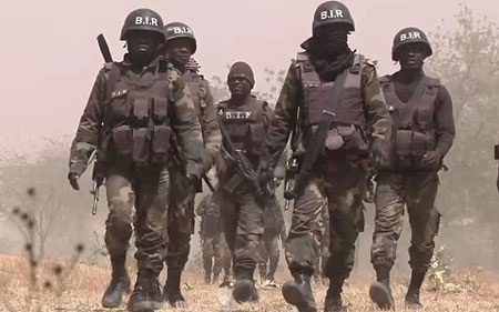 Phiến quân Boko Haram chính thức liên minh với “Nhà nước Hồi giáo” IS - 2 Những người lính trên tuyến đầu chống Boko Haram (ảnh: Sky)