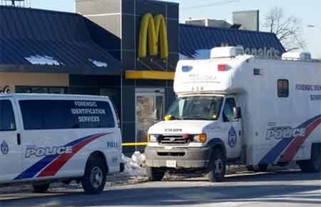 Canada: Xả súng tại cửa hàng McDonald, 2 người thiệt mạng - 1 Xe cảnh sát tại lối vào nhà hàng McDonald, nơi xảy ra vụ xả súng (Nguồn: AFP)
