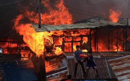 Philippines cháy lớn làm hàng nghìn gia đình mất nhà cửa - 1 Hiện trường vụ cháy tại Philippines (Ảnh Philstar)