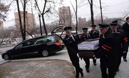 Đại diện Chính phủ Nga tham dự lễ viếng ông Nemtsov - 1 Đội ngũ nhân viên đưa quan tài chứa thi thể ông Nemtsov vào nơi tổ chức lễ tang