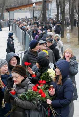 Đại diện Chính phủ Nga tham dự lễ viếng ông Nemtsov - 3 Người dân xếp hàng dài vào viếng