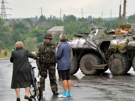 Ukraine đơn phương dựng hàng trăm cột mốc trên biên giới với Nga - 1 (Ảnh minh họa: AP)