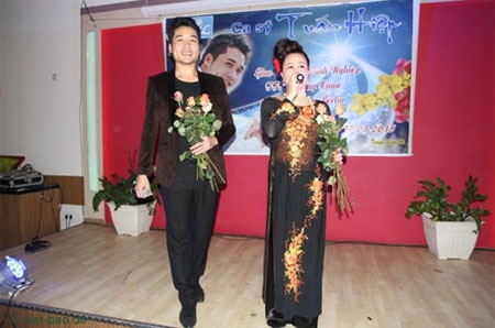 Chương trình do Nhà báo - ca sĩ Quỳnh Nga, Tổng Biên tập Viet-bao.de đứng ra tổ chức