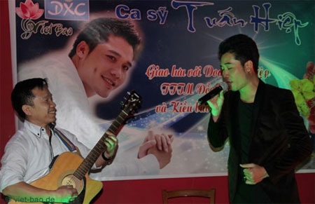 Nam ca sĩ trình diễn hơn 20 bài hát