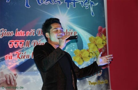 Nam ca sĩ trình diễn hơn 20 bài hát