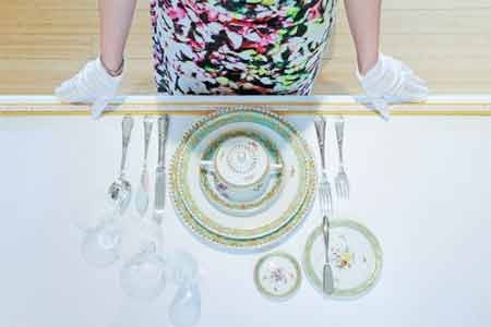  Ho (phải) dạy các học viên giàu có dùng khăn lau miệng một cách lịch thiệp