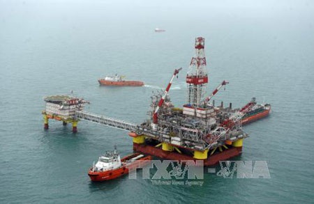 Sức đề kháng bất ngờ của kinh tế Nga - 1 Cơ sở khai thác dầu LUKOIL của Nga tại mỏ dầu Korchagin ở biển Caspie (Ảnh: AFP-TTXVN)