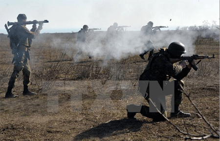 Tổng thống Ukraine đề xuất tăng quy mô quân đội lên 250.000 người - 1 Lực lượng tình nguyện Ukraine huấn luyện quân sự tại thành phố Mariupol (Nguồn: AFP/TTXVN)