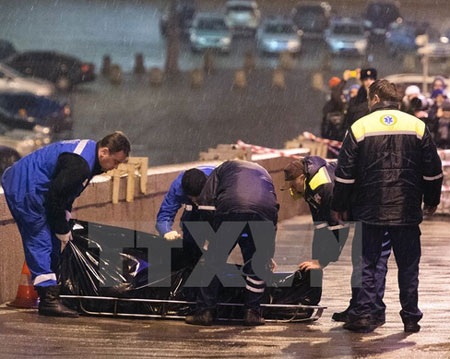Nga tiếp tục truy nã 4 đối tượng trong vụ ám sát ông Nemtsov - 1 Cảnh sát Nga làm việc tại hiện trường ám sát ông Boris Nemtsov (Nguồn: AFP/TTXVN)