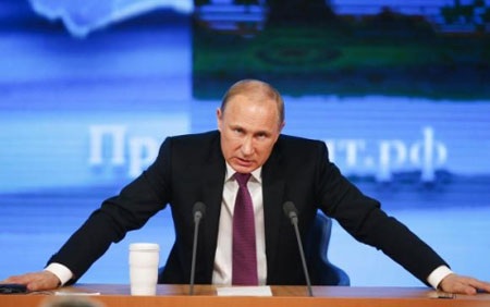 Bản lĩnh của Tổng thống Putin giữa vòng vây chính trị, kinh tế - 5 Đồng ruble của Nga đang ở mức thấp kỷ lục (Ảnh BBC)