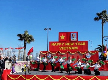 Cộng đồng Việt tại quốc đảo Cyprus tưng bừng Hội khai Xuân - 1 Tiết mục múa Tây Bắc trong ngày Hội khai Xuân (Ảnh: Quang Thanh/Vietnam+)