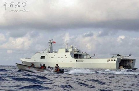 Tiếp tục tìm MH370: Trung Quốc thể hiện thiện chí? - 2 Tàu tấn công đổ bộ cỡ lớn Type 071 của Hải quân Trung Quốc cũng tham gia tìm kiếm