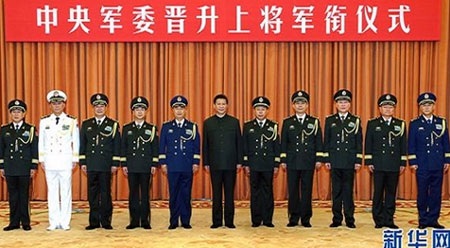 Ông Tập Cận Bình trong một buổi lễ phong hàm thượng tướng cho tướng lĩnh Trung Quốc