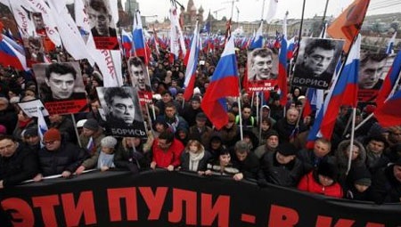 Vụ giết ông Nemtsov: Giống kịch bản Mỹ ? - 1 Người dân Nga ủng hộ ông Nemtsov trong cuộc tuần hành tại Moscow hôm 1/3 vừa qua