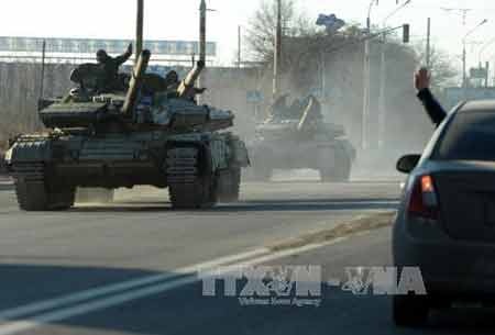 Lugansk đã rút toàn bộ vũ khí hạng nặng - 1 Lực lượng ly khai trên xe quân sự hạng nặng tại thành phố Lugansk ngày 21/2 (Ảnh: AFP/TTXVN)