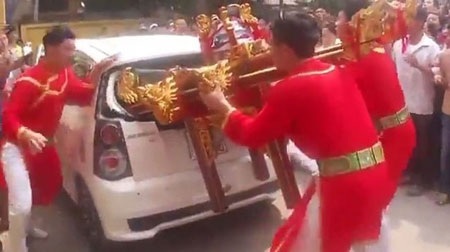 Hình ảnh kiệu quay húc vỡ kính xe ô tô được đăng tải trong clip