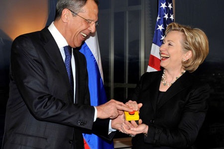 Nút reset đỏ bà Hillary tặng Ngoại trưởng Nga Sergei Lavrov năm 2009. (Ảnh: