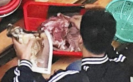 Quán thịt chó của người Việt làm Hồng Kông dậy sóng - 2 Hình ảnh được cho là nhân viên của nhà hàng đang xẻ thịt chó để nấu cho khách
