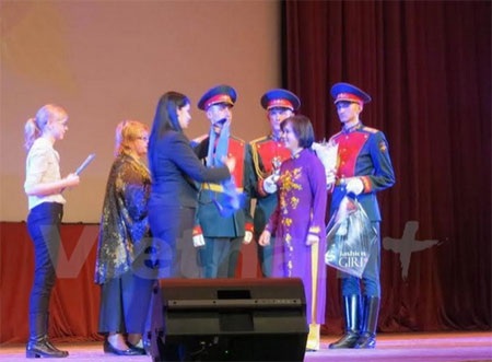 Một phụ nữ Việt Nam được trao giải thưởng Bồ câu bạc của Nga - 1 Quang cảnh lễ trao giải. (Ảnh: