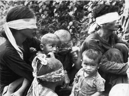 Chiến tranh Việt Nam qua ống kính nước ngoài - 6 Ngày 12/9/1966: Nỗi sợ hãi của con trẻ khi cả gia đình bị gom lại chờ thẩm vấn